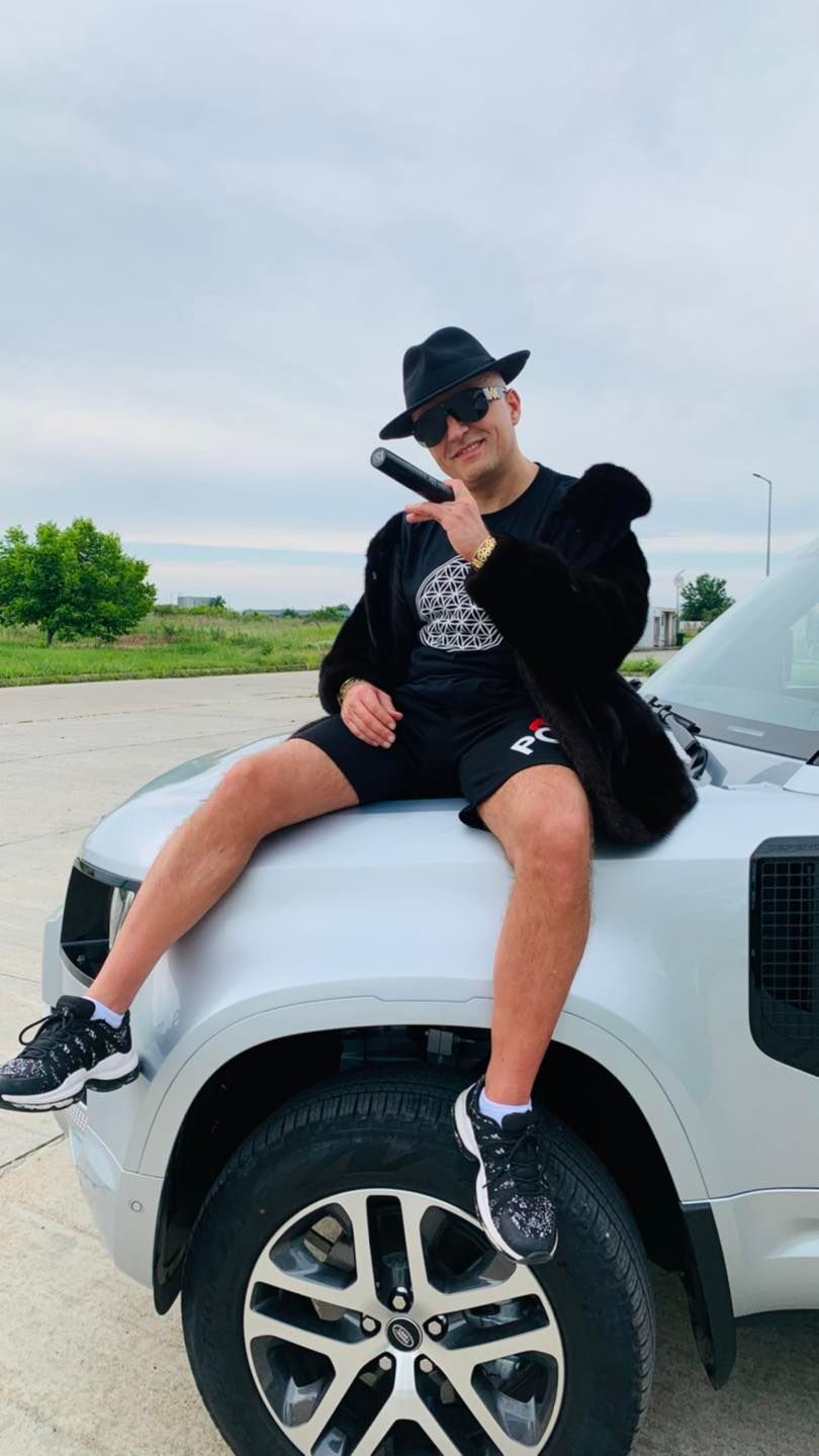 Costi Ioniță reinventează maneaua „Of, viața mea”. Cum sună „Mi Vida”, remake al celebrei piese cântate cu Adrian Minune în urmă cu zeci de ani