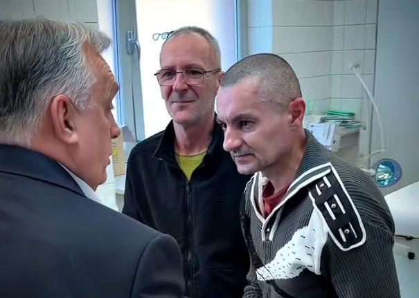 Orbán Viktor meglátogatta a kórházban az Oroszországból hazahozott hadifoglyokat – videó