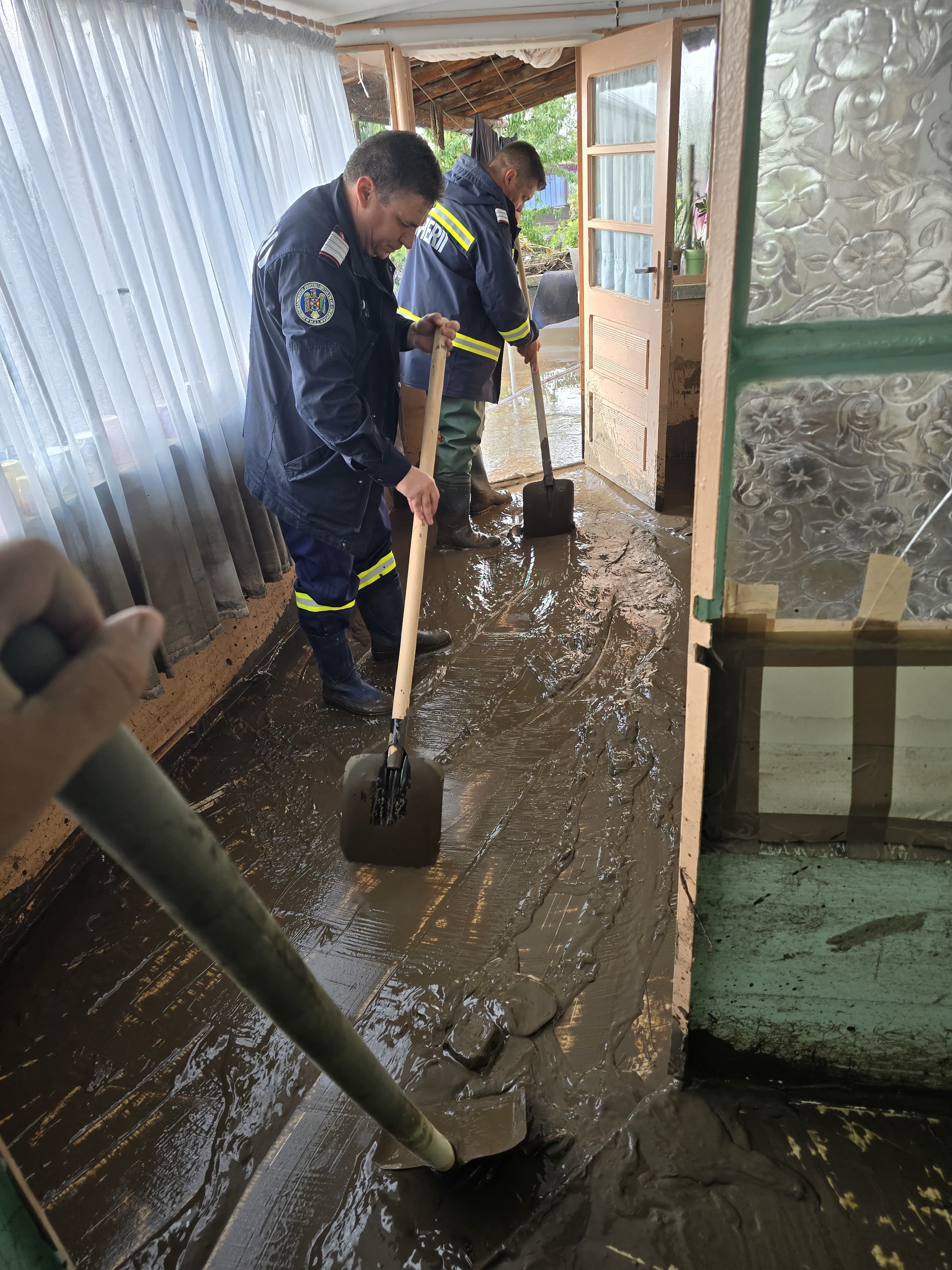 Urmările inundațiilor catastrofale. Aproape o mie de pompieri din țară, trimiși în sprijinul salvatorilor de la ISU Galați VIDEO