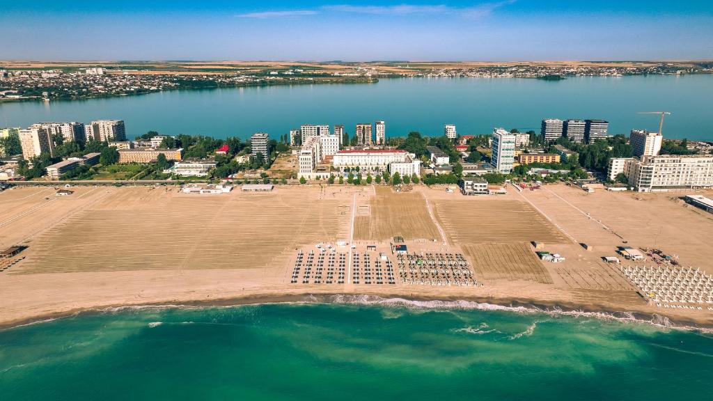 Cât costă o noapte de cazare în hotelul lui Gică Hagi din Mamaia în plin sezon estival 2025. Locația, renovată recent cu 2 milioane de euro