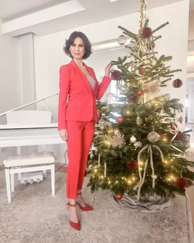 Imagini din apartamentul în care Ramona Bădescu locuiește în Italia. Are o bucătărie impresionantă, iar pe terasă a plantat lămâi și mandarini