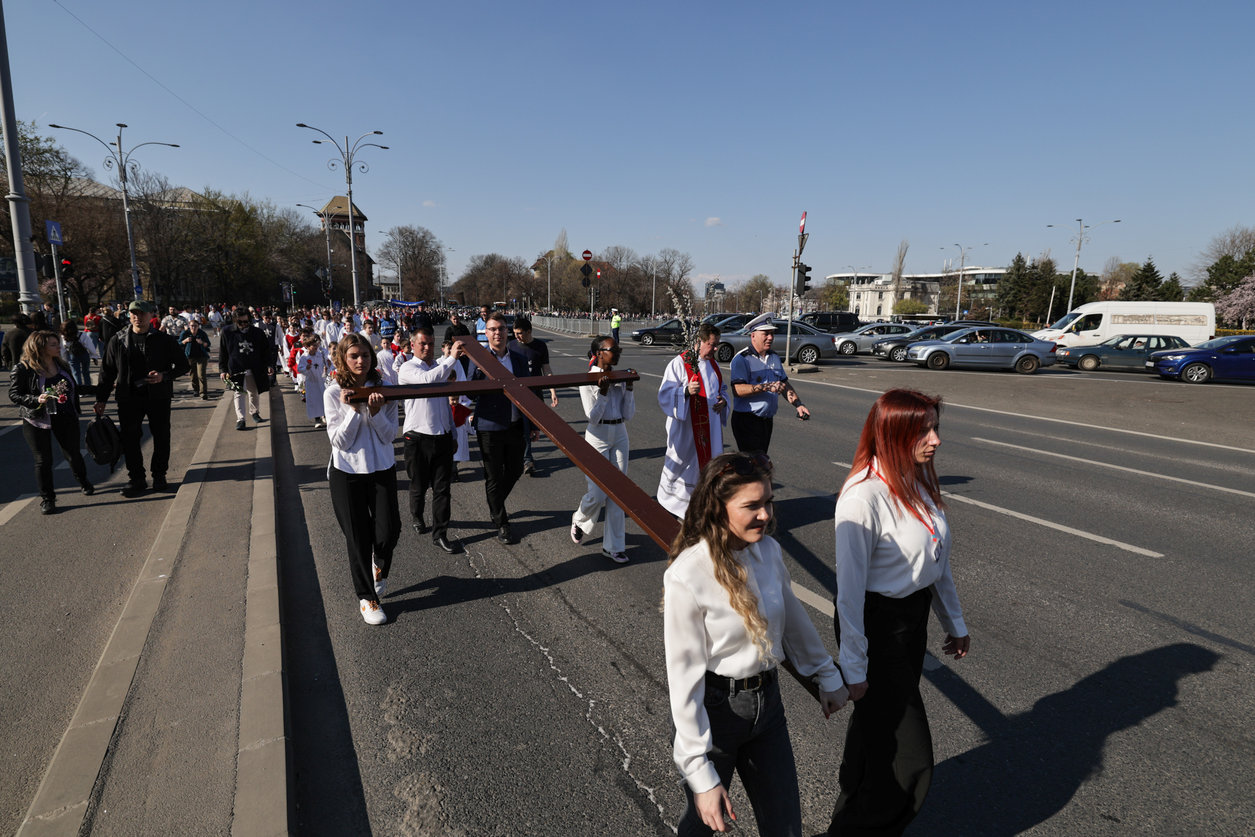 Catolicii au sărbătorit Floriile. Imagini de la procesiunea religioasă din București, care a dus la restricții în trafic