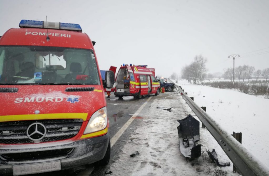 UPDATE/ Ce au aflat polițiștii despre șoferul vinovat de producerea accidentului din județul Sibiu. Zece oameni au ajuns la spital din această cauză
