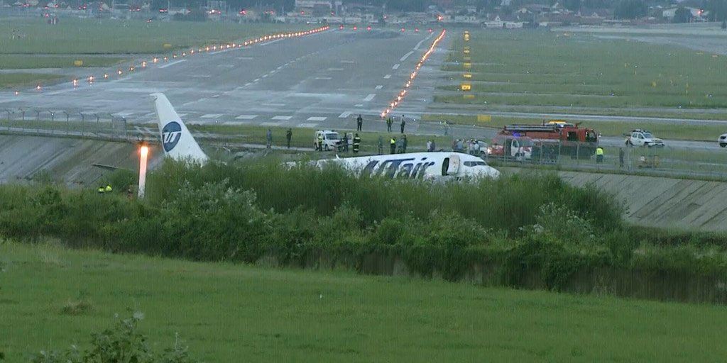 Un avion cu 170 de persoane la bord a luat foc pe aeroportul din Soci, după o aterizare ratată. Un mort și 18 răniți (VIDEO)