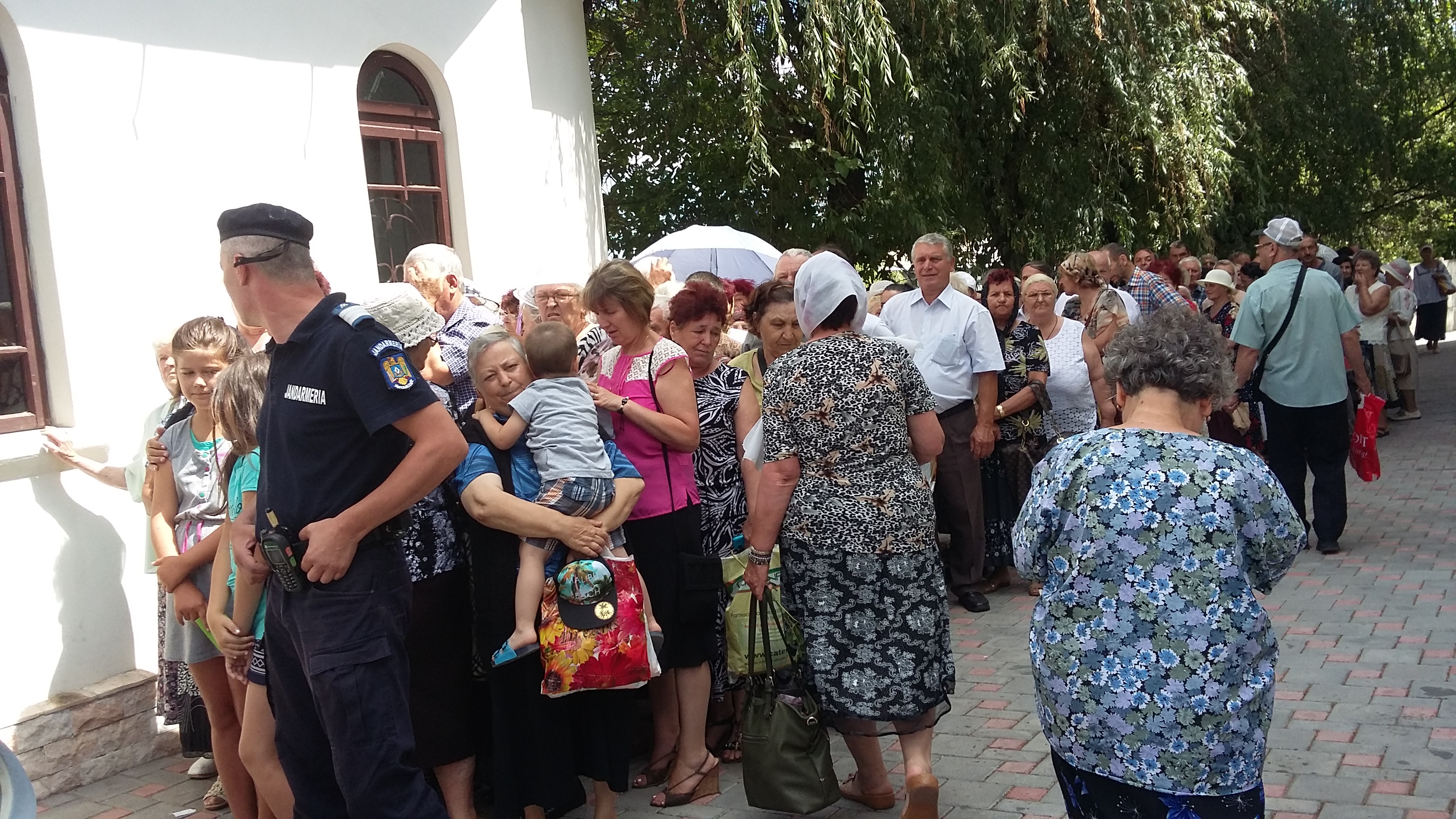 Gălățenii s-au îmbulzit să primească pomană de Sfântul Ilie! FOTO&VIDEO