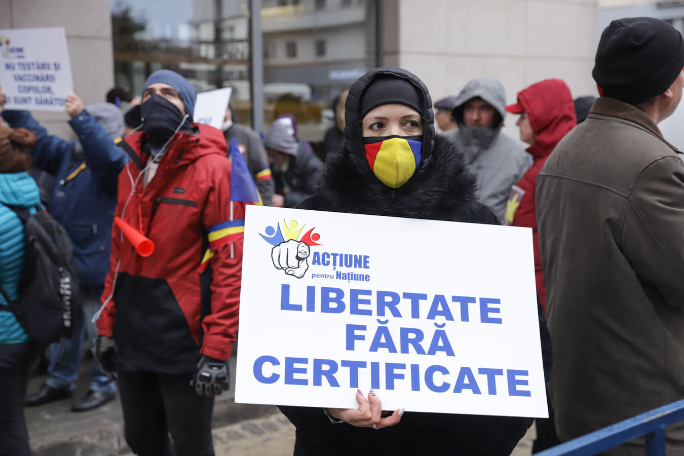 Protest în fața Ministerului Sănătății împotriva măsurilor anti-COVID. Manifestanții îi cer demisia lui Rafila