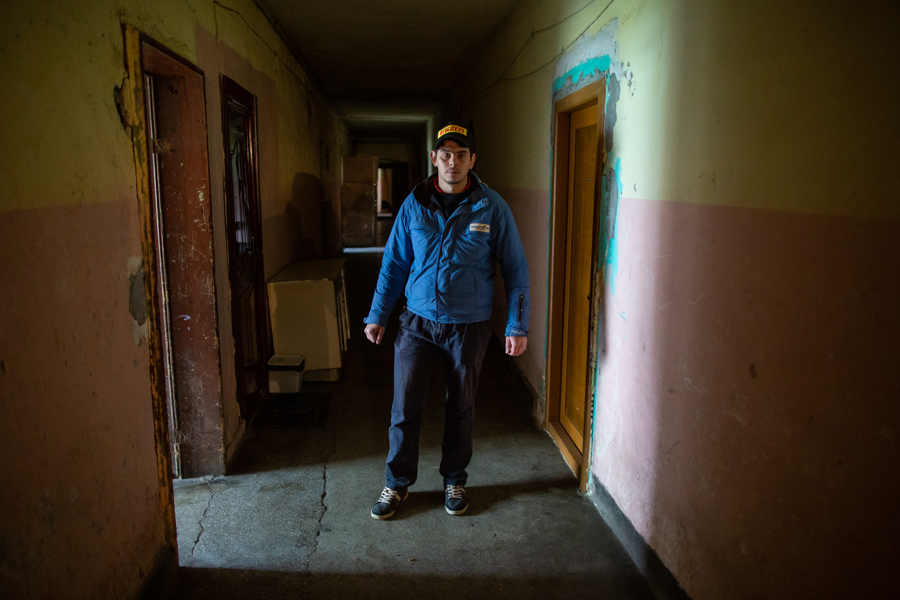 Oameni fără nici o armă în fața coronavirusului. Igienă la lighean și veceuri turcești în ”blocurile grecești” din Ștefănești