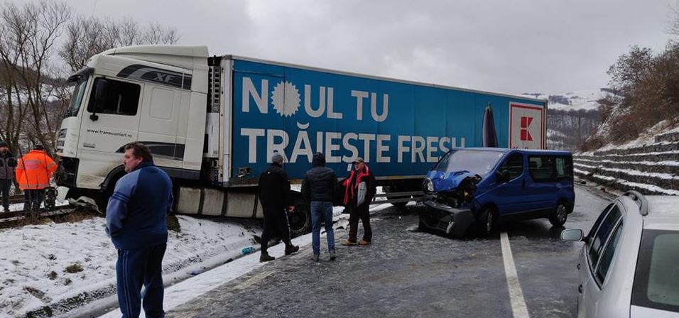 UPDATE / Traficul auto și feroviar între Huedin și Oradea au fost reluate, după accidentul rutier din zonă