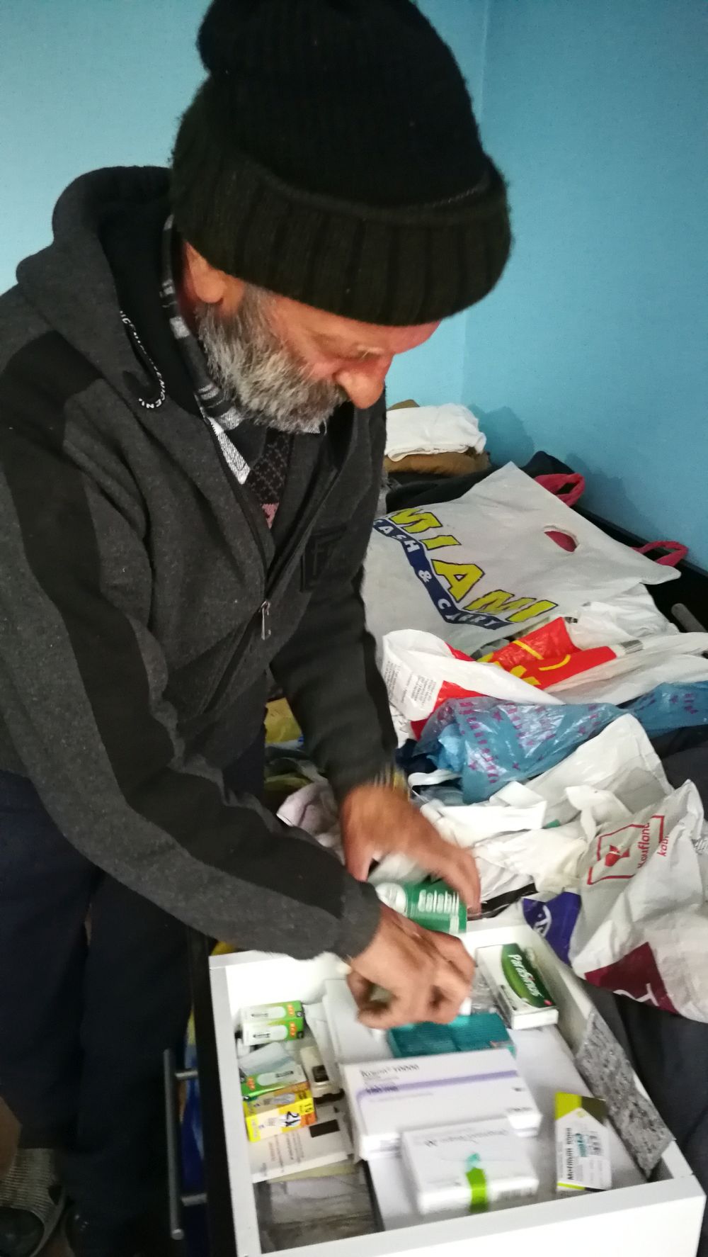 CENTENAR SOLIDAR/ Viața cu 4 lei pe zi. Cu pensia de boală tăiată, Costel Voinac împarte ziare pentru o pâine și-o conservă