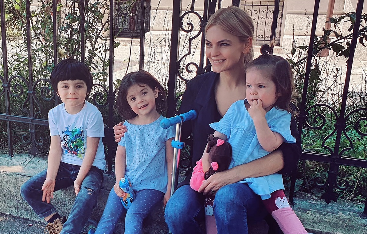 Imagine rară cu Lavinia Petrea alături de soțul ei, procurorul Romulus Varga, și de cei trei copii. Fanii au reacționat: „O familie frumoasă”