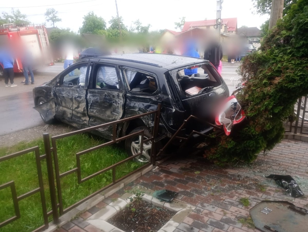 Accident cu 11 răniți, între care doi copii, în Suceava. O autoutilitară a intrat pe contrasens și a lovit două mașini
