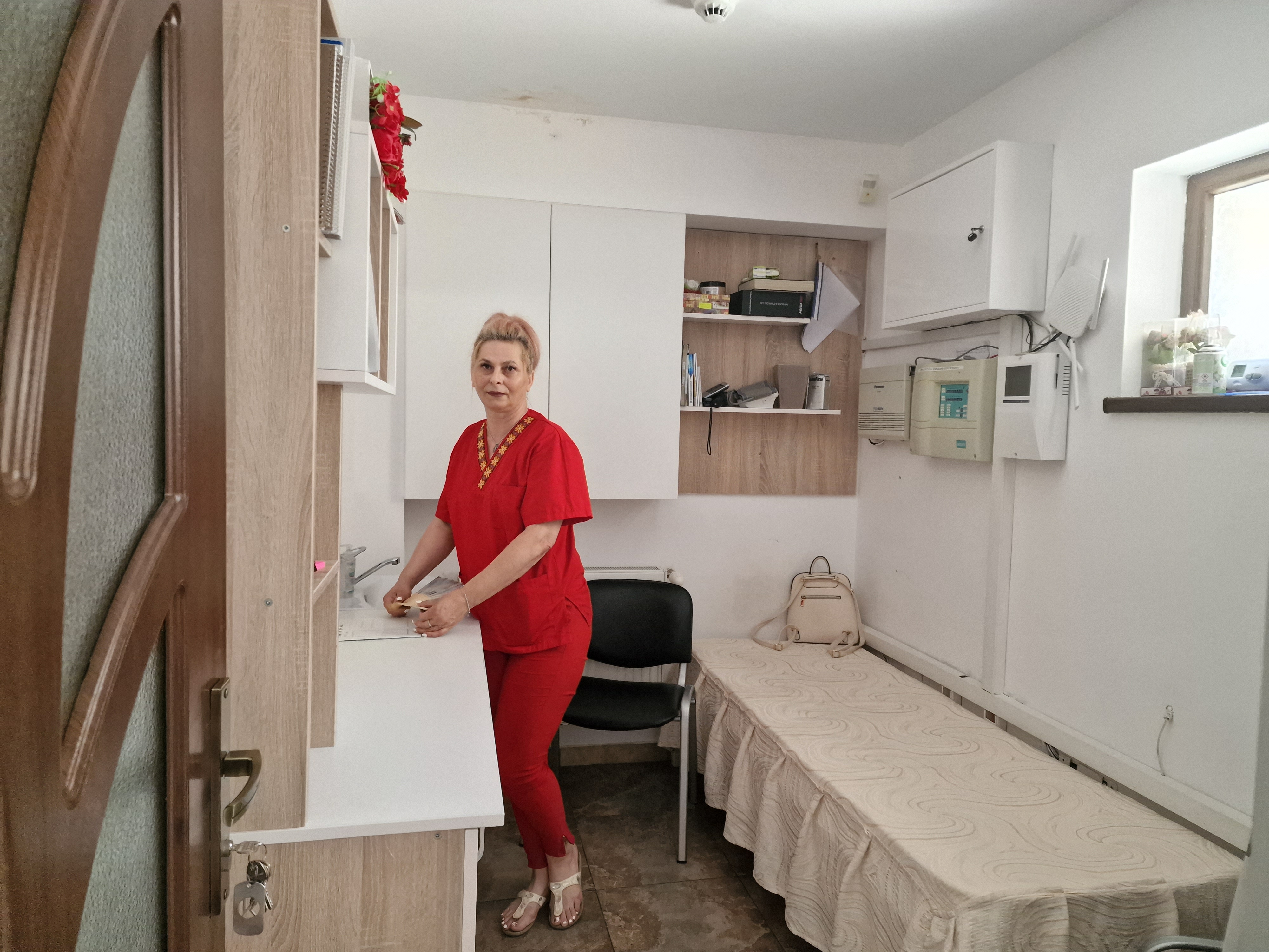 REPORTAJ. Fața neștiută a Bisericii. Într-o comună din Bacău, un preot care a învins alcoolismul îi ajută acum pe alții să scape de „boala care distruge familii întregi”: „Oamenii să știe că există speranță”