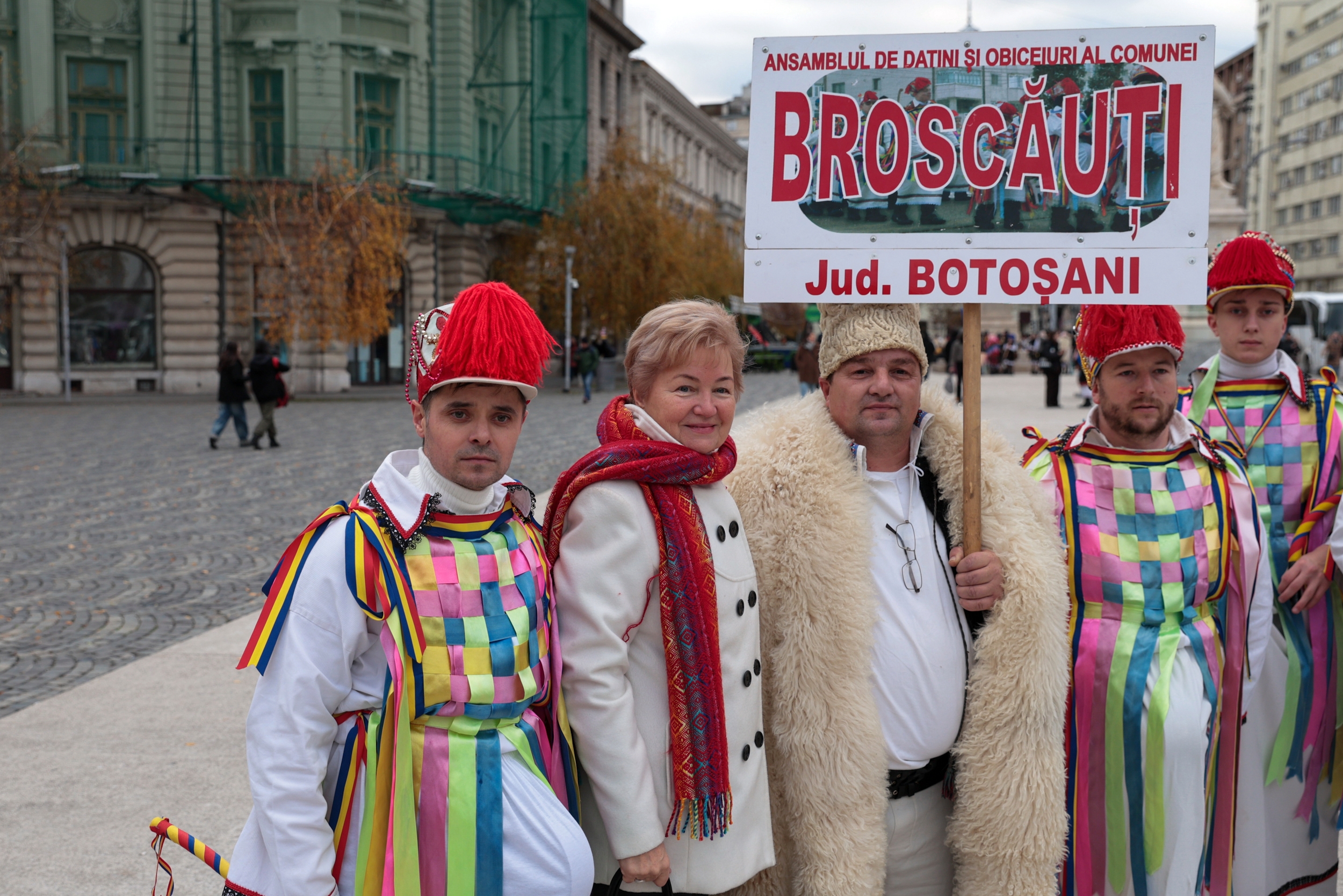 FOTO. Tradiții din țară, aduse la București. Colindători din mai multe orașe au defilat pe străzile Capitalei