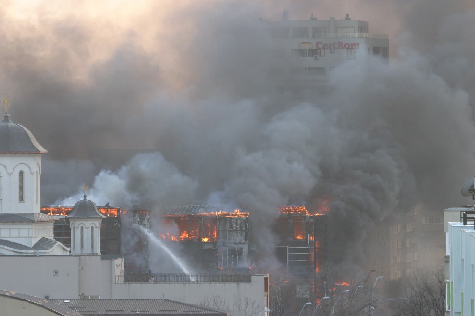 Un centru comercial din București a ars complet. ISU spune că nu avea autorizație de securitate la incendiu