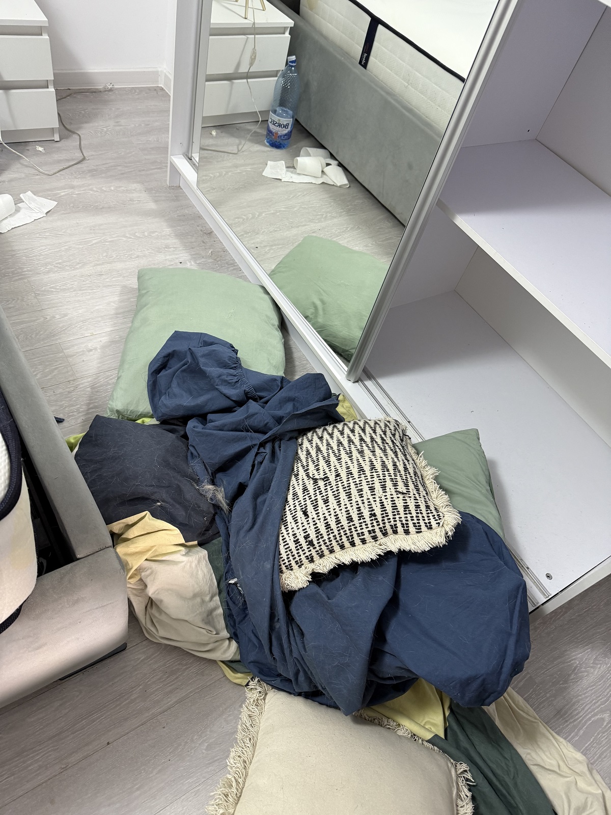 Imagini înainte și după cu apartamentul pe care Calina Dumitrescu l-ar fi distrus. Proprietara rupe tăcerea: „O pune pe mama ei sa se ocupe de mizeria pe care ea o face”