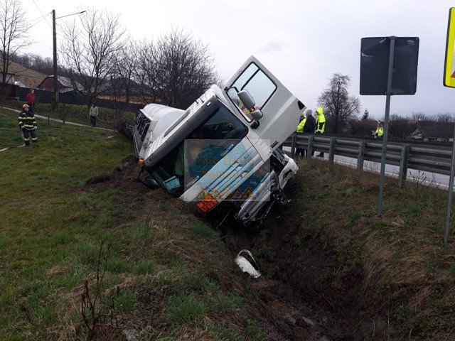 Două autocisterne, dintre care una plină cu motorină, s-au răsturnat pe șoselele din România