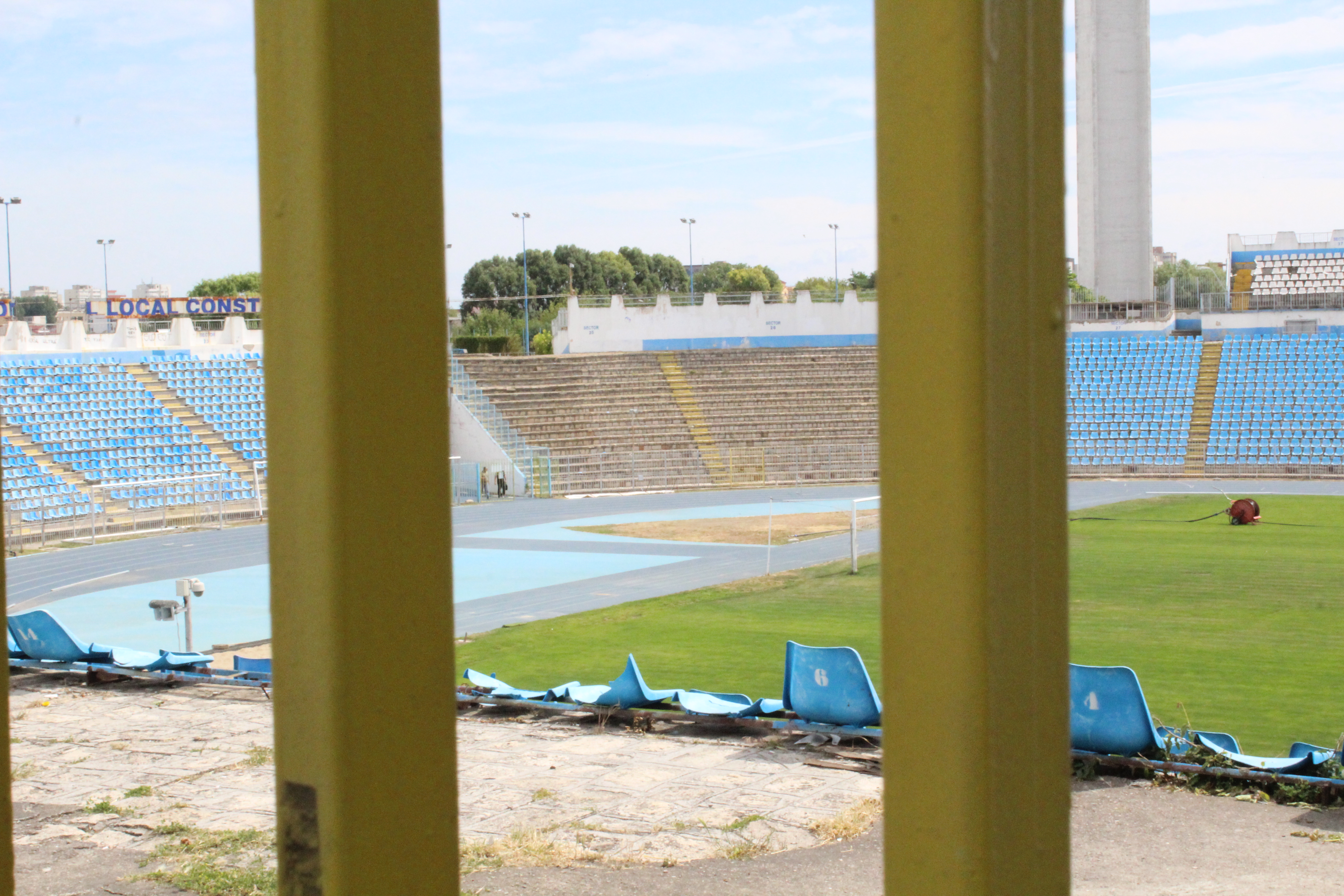 Supercupa de pe 8 iulie, pe un stadion ca după bombardament / FOTO