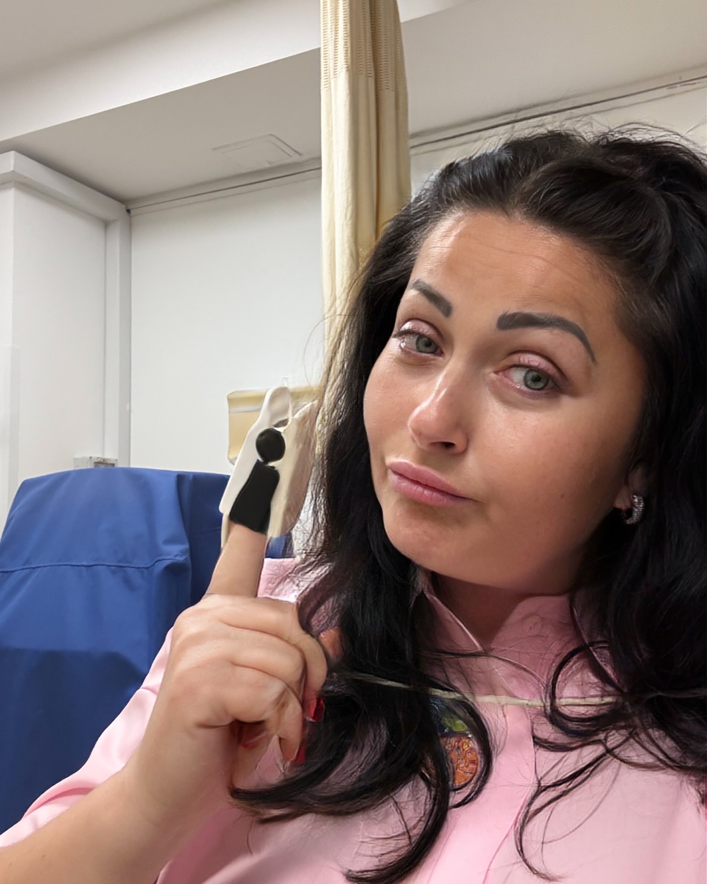 Imagini cu Gabriela Cristea pe patul de spital. Vedeta a ajuns la camera de gardă, după ce i s-a făcut rău