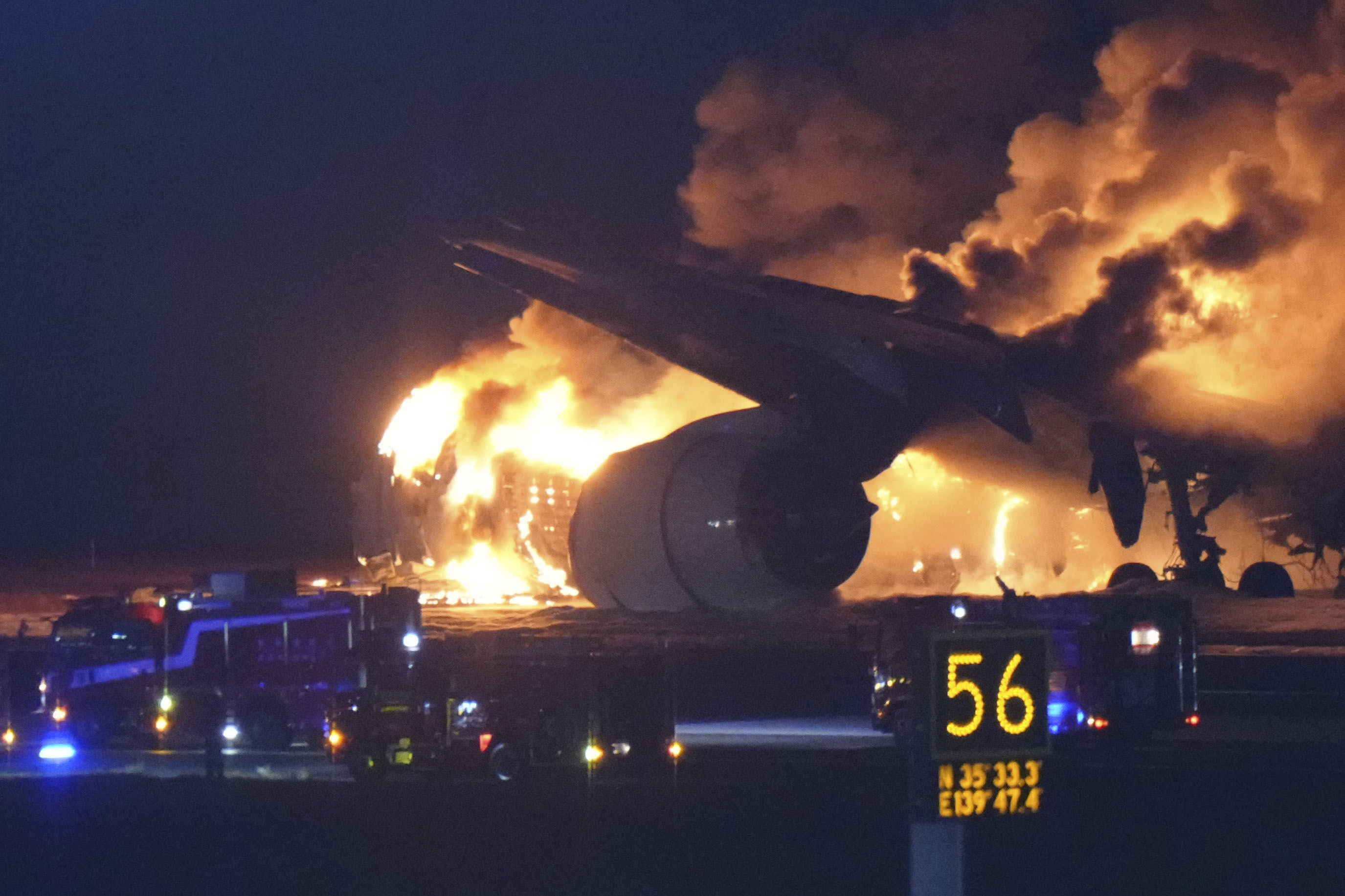 Un avion al Japan Airlines a luat foc pe Aeroportul Haneda din Tokyo, în urma ciocnirii cu un avion al Gărzii de Coastă. 379 de oameni salvaţi, 5 morți