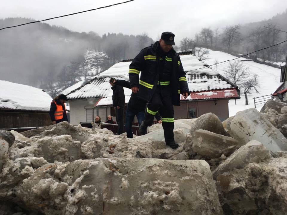 Inundații în Vatra Dornei, județul Suceava. Zeci de gospodării, inundate după topirea gheții