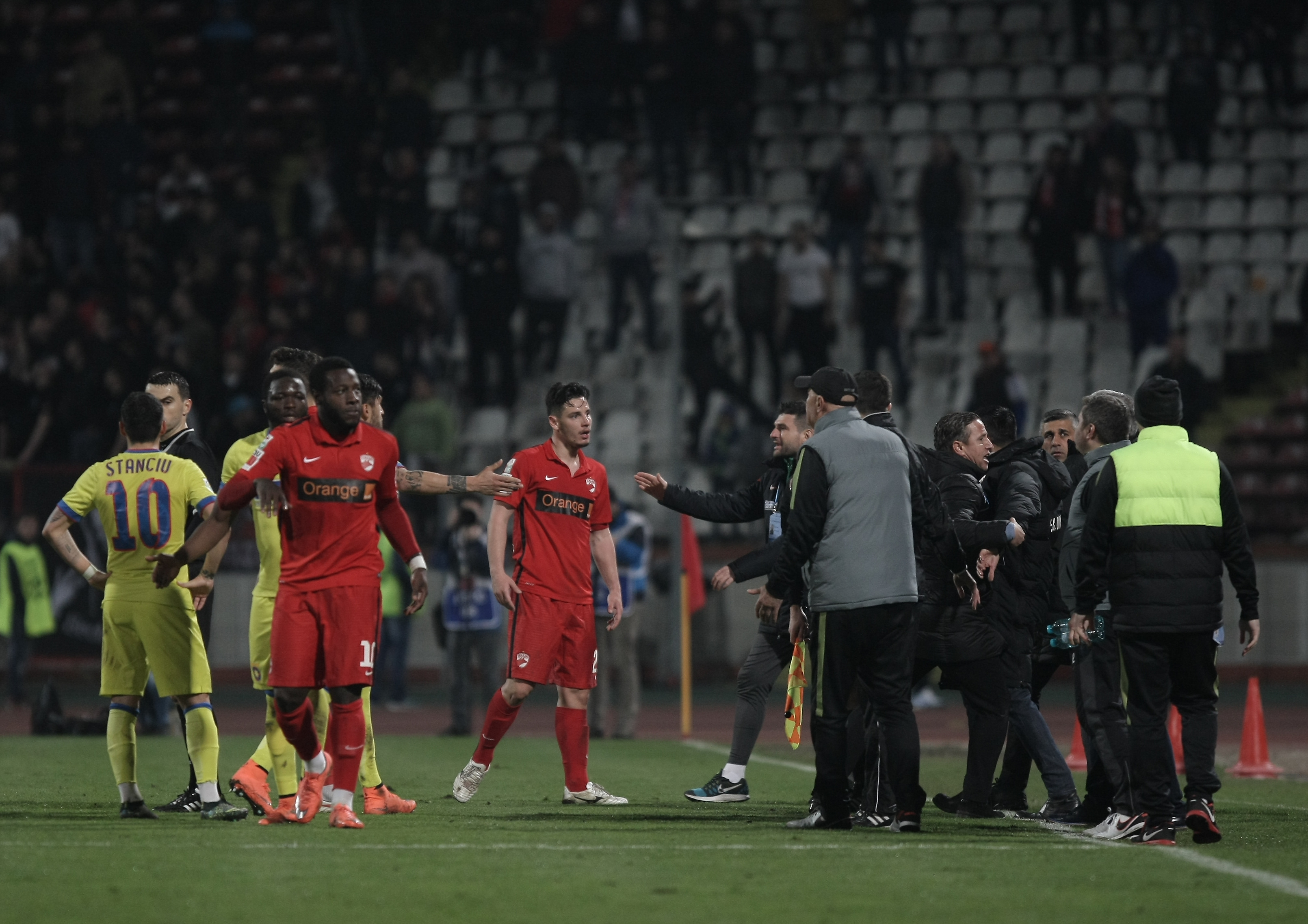 Liga 1, etapa 1, play-off: Dinamo - Steaua 1-1. Hamroun, dintr-un ofsaid puțin detectabil, a găsit plasa cu un șut la colțul lung. Ex-stelistul Bicfalvi a ridicat ”câinii” din Groapă și a egalat în final! Dramă Marica: s-a accidentat, iar Euro 2016 e tot mai departe! Dinamo, 11 meciuri fără eșec. Fiecare echipă a terminat jocul în 10 oameni / BLOG&FOTO