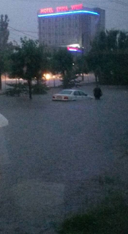 FOTO | Craiova, mica Veneţie! Circulaţia pe străzile din Bănie, paralizată de la ploaia torenţială