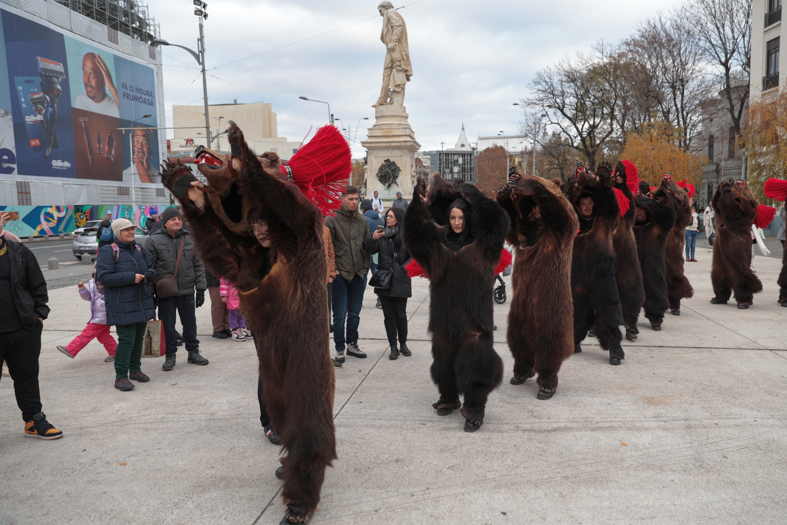 FOTO. Tradiții din țară, aduse la București. Colindători din mai multe orașe au defilat pe străzile Capitalei
