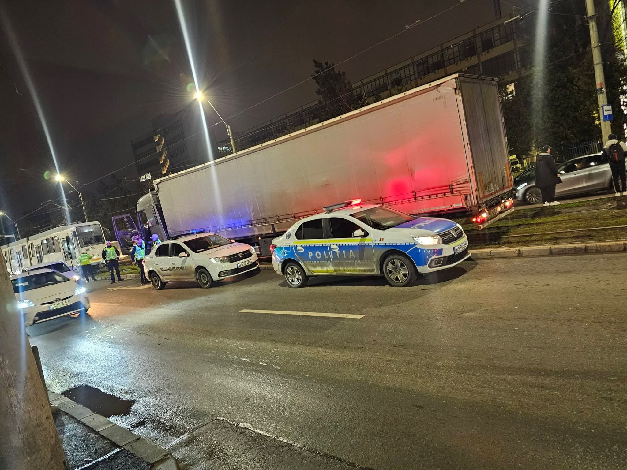 Un șofer de TIR din Turcia a blocat mai multe linii de tramvai din București, din cauza GPS-ului
