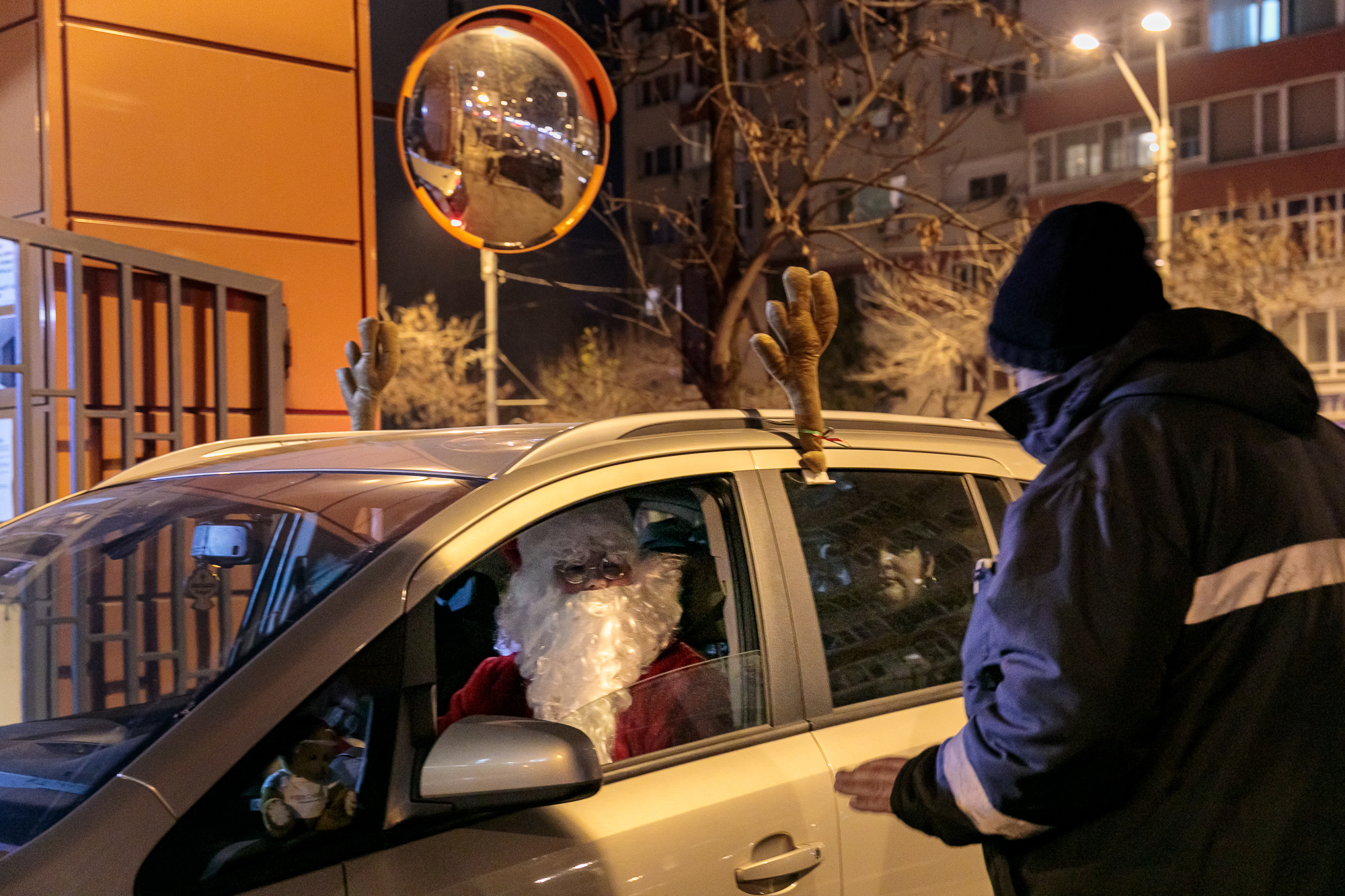 Surpriza pe care un taximetrist a făcut-o copiilor care își petrec Crăciunul în spital