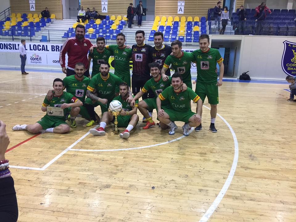 ”Neața și prietenii” a câștigat turneul de fotbal în sală de la Brașov. Băieții de la ”La sculărie” au pierdut finala mică / GALERIE FOTO