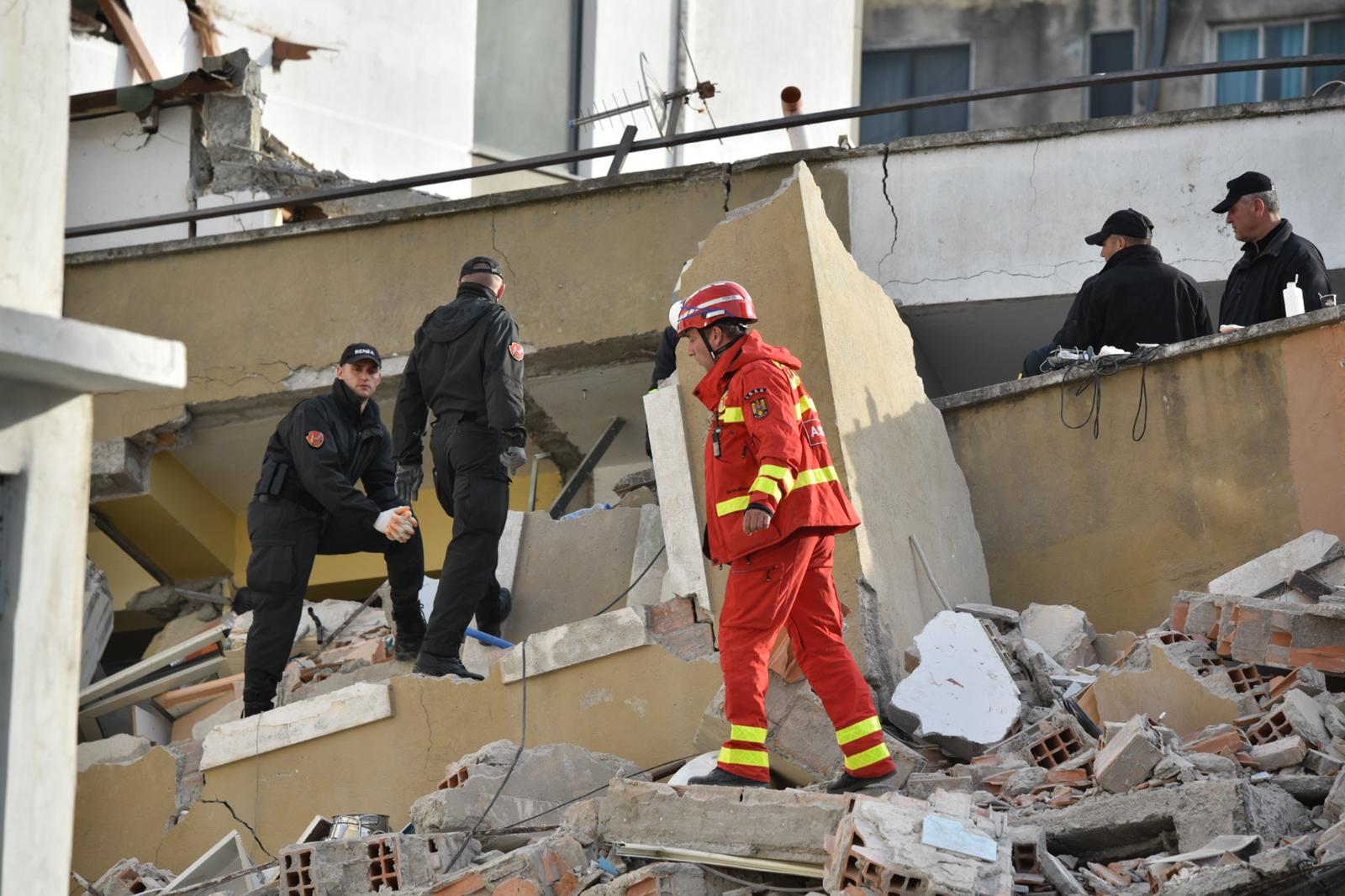 Salvatori români, în mijlocul dezastrului din Albania. Militarii au găsit sub dărâmături doi oameni care au murit îmbrățișați