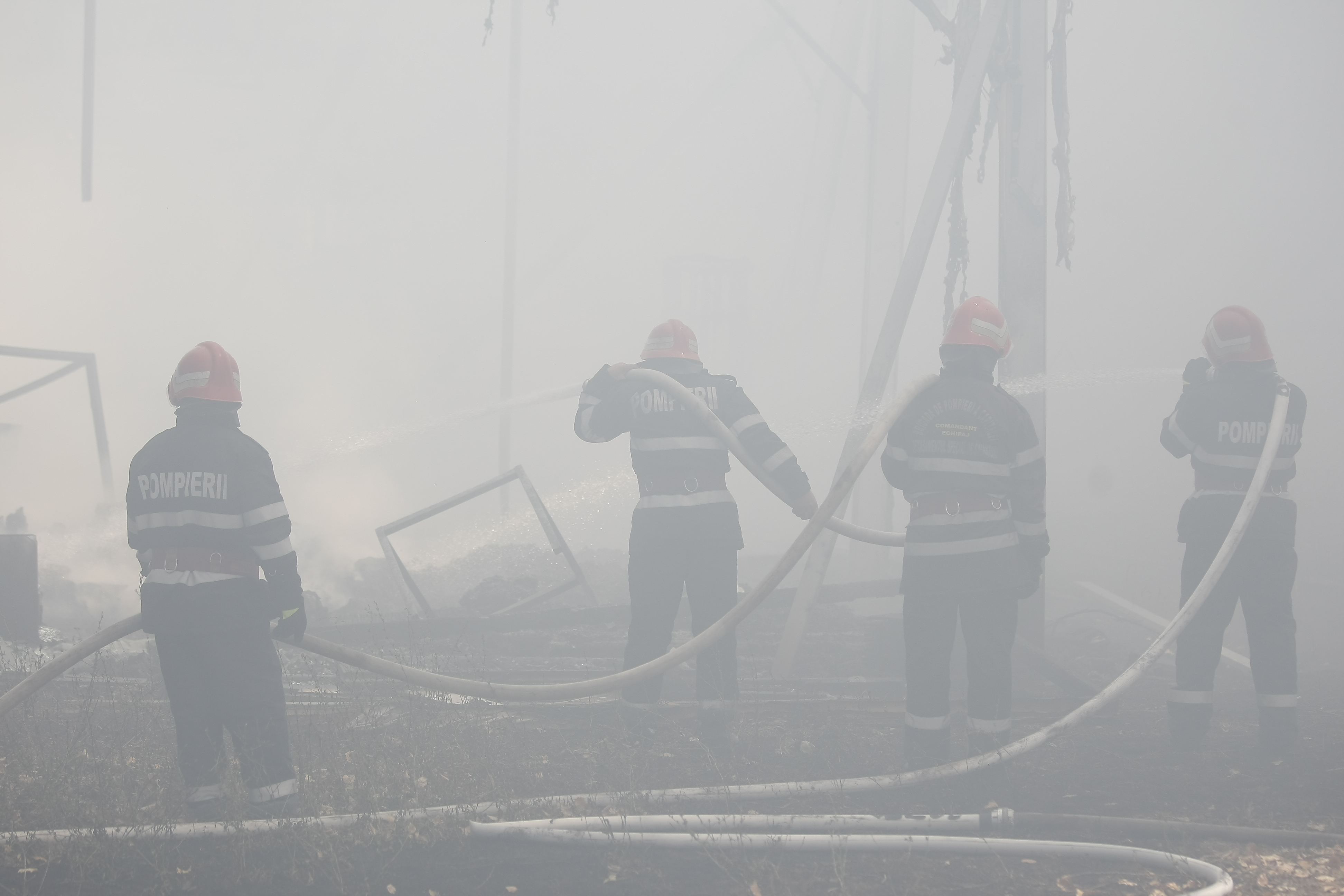 FOTO/VIDEO | Incendiu lângă un mare centru de agrement din Capitală!