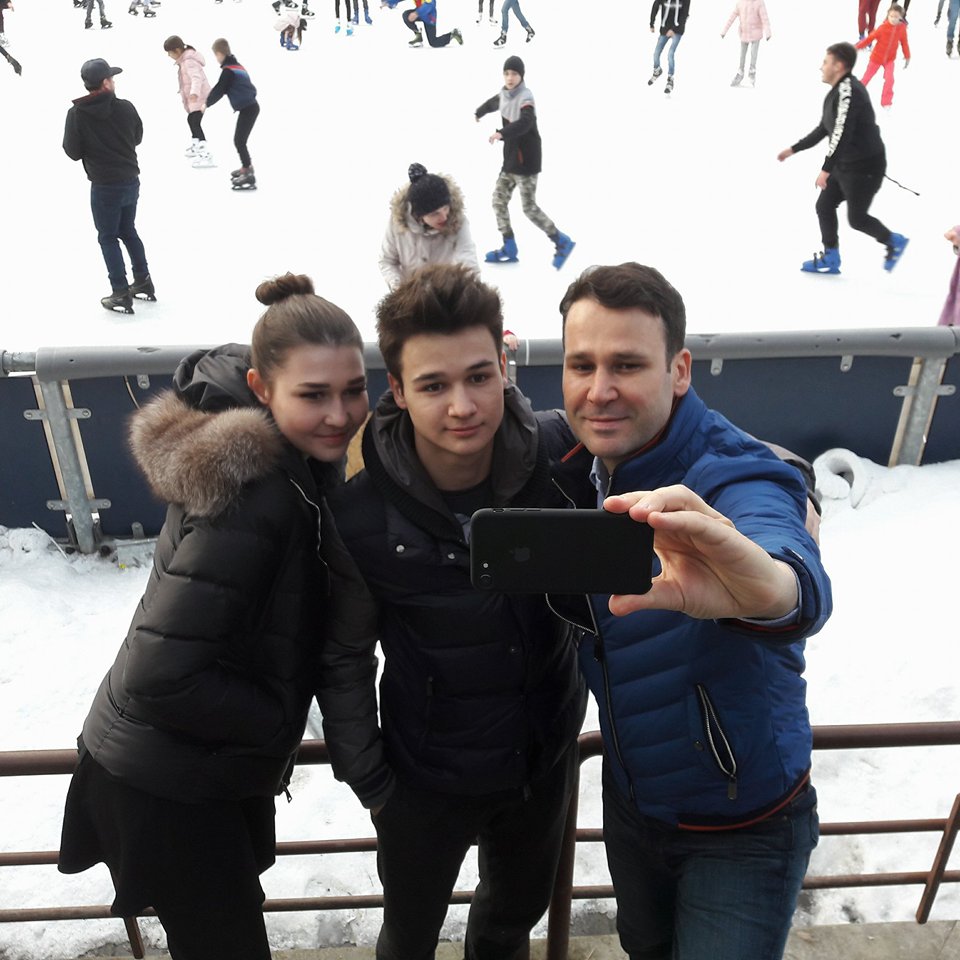 Robert Negoiță, la patinoar, "spectacol" pentru viitorii votanți: a venit, s-a pozat, a plecat!