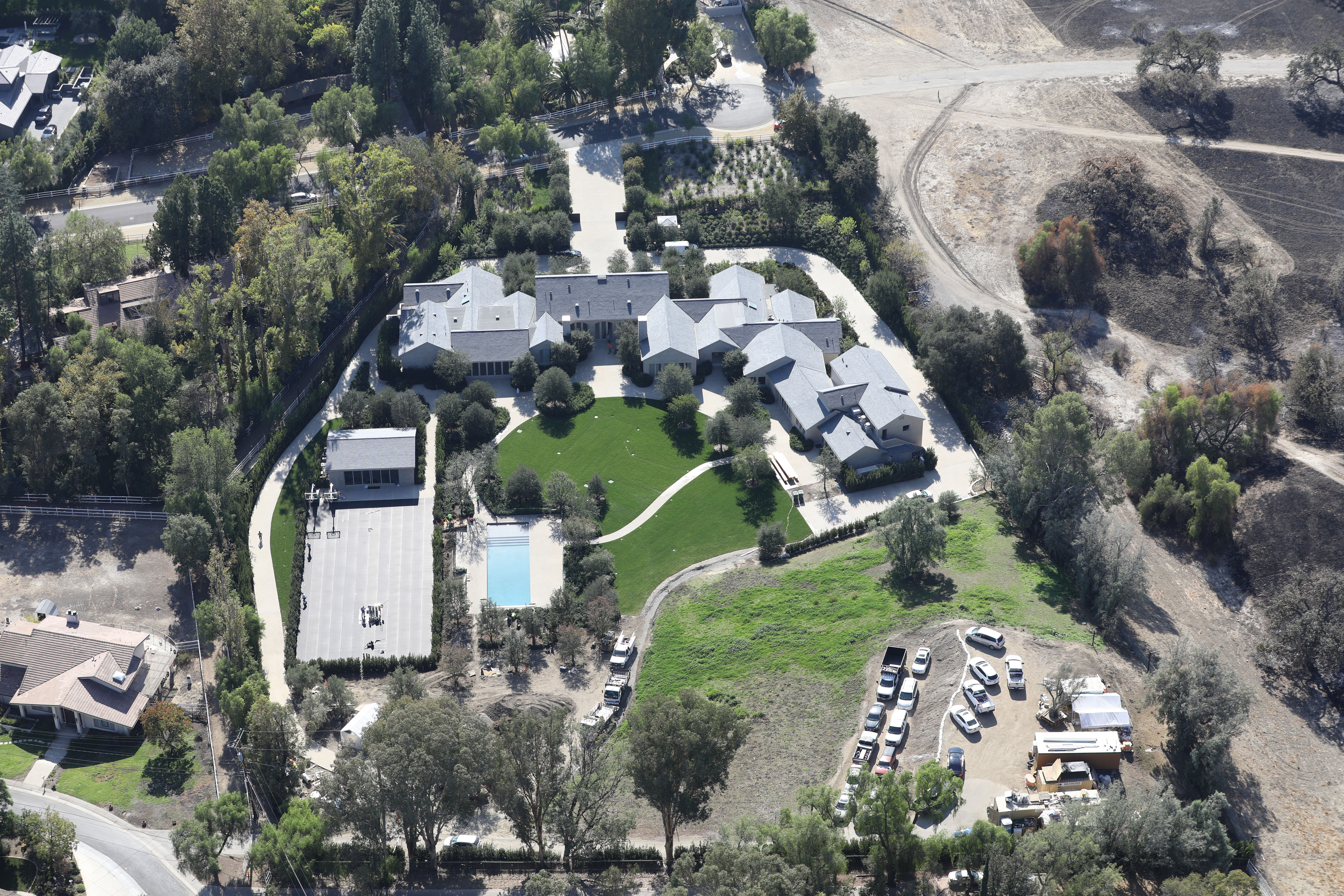 GALERIE FOTO - Cum arată vilele vedetelor care au plătit pompieri privați în timpul incendiilor din California