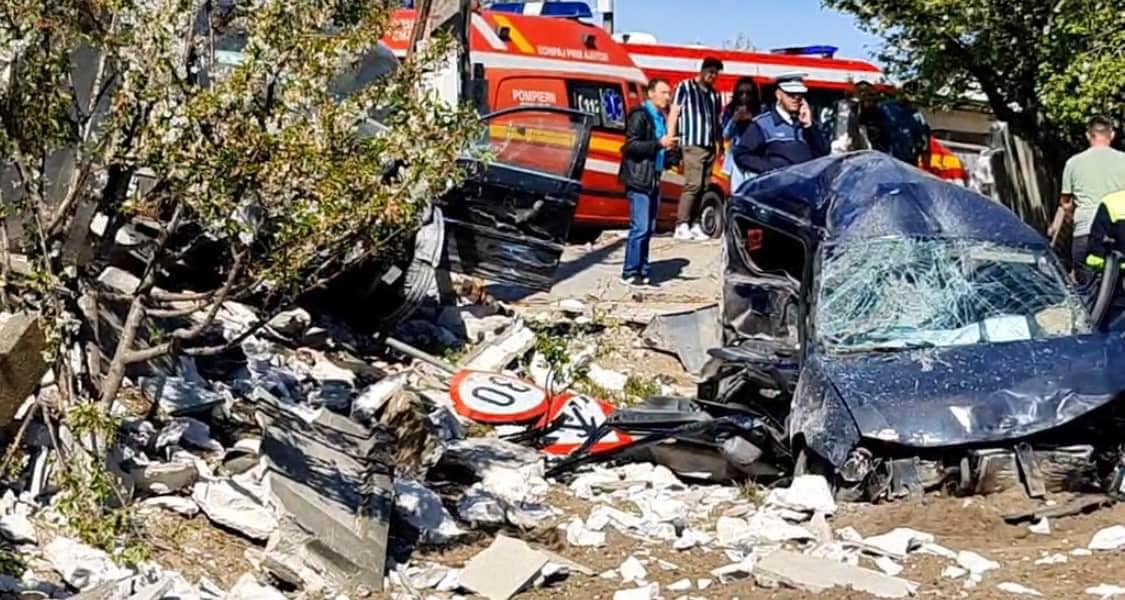 Momentul când două mașini mici și o basculantă se izbesc violent la Lumina, în Constanța, filmat de camerele de supraveghere. Doi oameni au murit