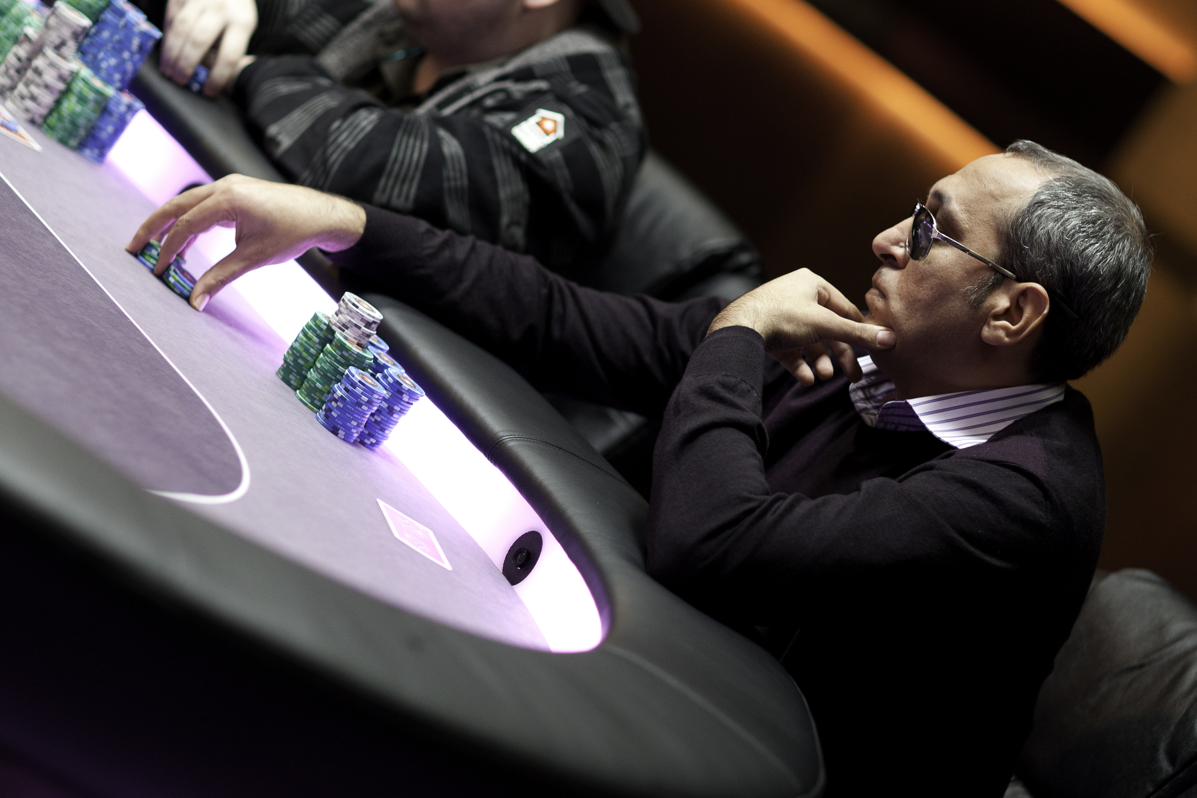 Ce s-a ales de omul care l-a învățat poker pe Pițurcă și ce s-a întâmplat după ce a câștigat un premiu de 1.350.000 $. ^Fratele lui făcea parte din gruparea Tarzan, care trafica prostituate, și e la pușcărie! Povești cu Piți de la jocurile de noroc