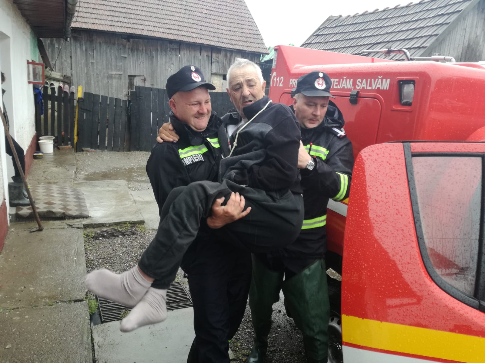 Breşă în digul râului Tărlung din județul Covasna. Peste 100 de oameni, evacuați de pompieri / FOTO&VIDEO
