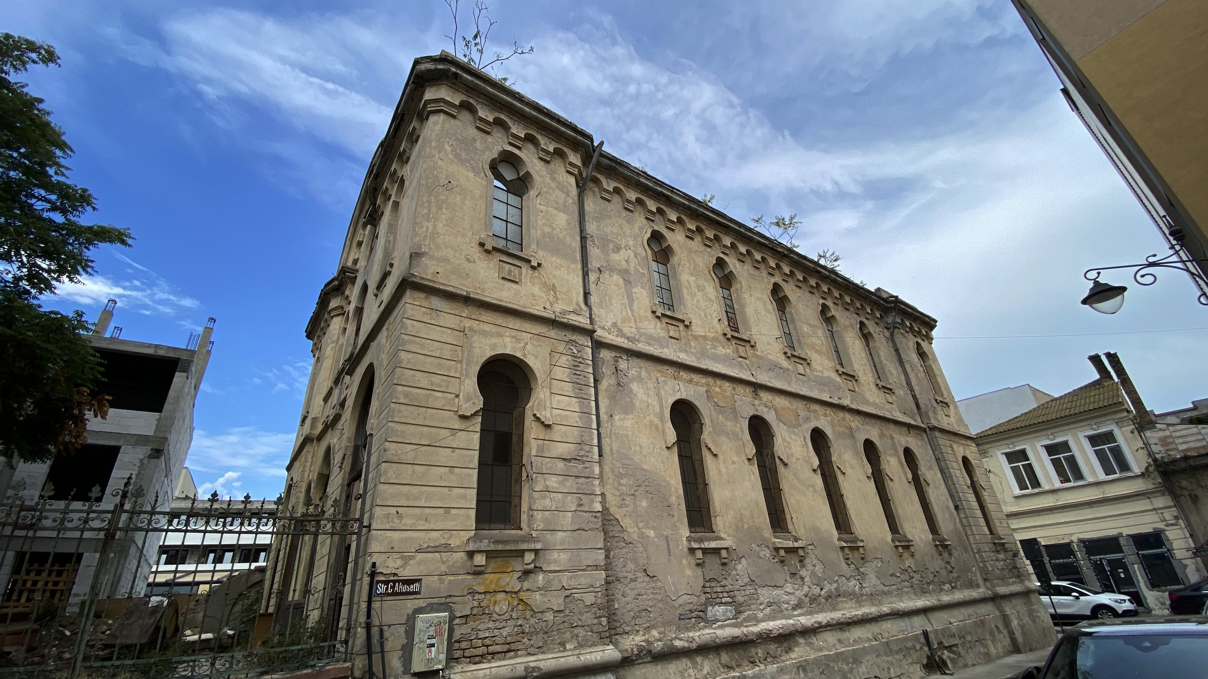 Sinagoga din Constanța, ruina de la malul mării. Clădirea comunității evreiești e în pericol de prăbușire, dar urmează să fie readusă la viață cu două milioane de euro