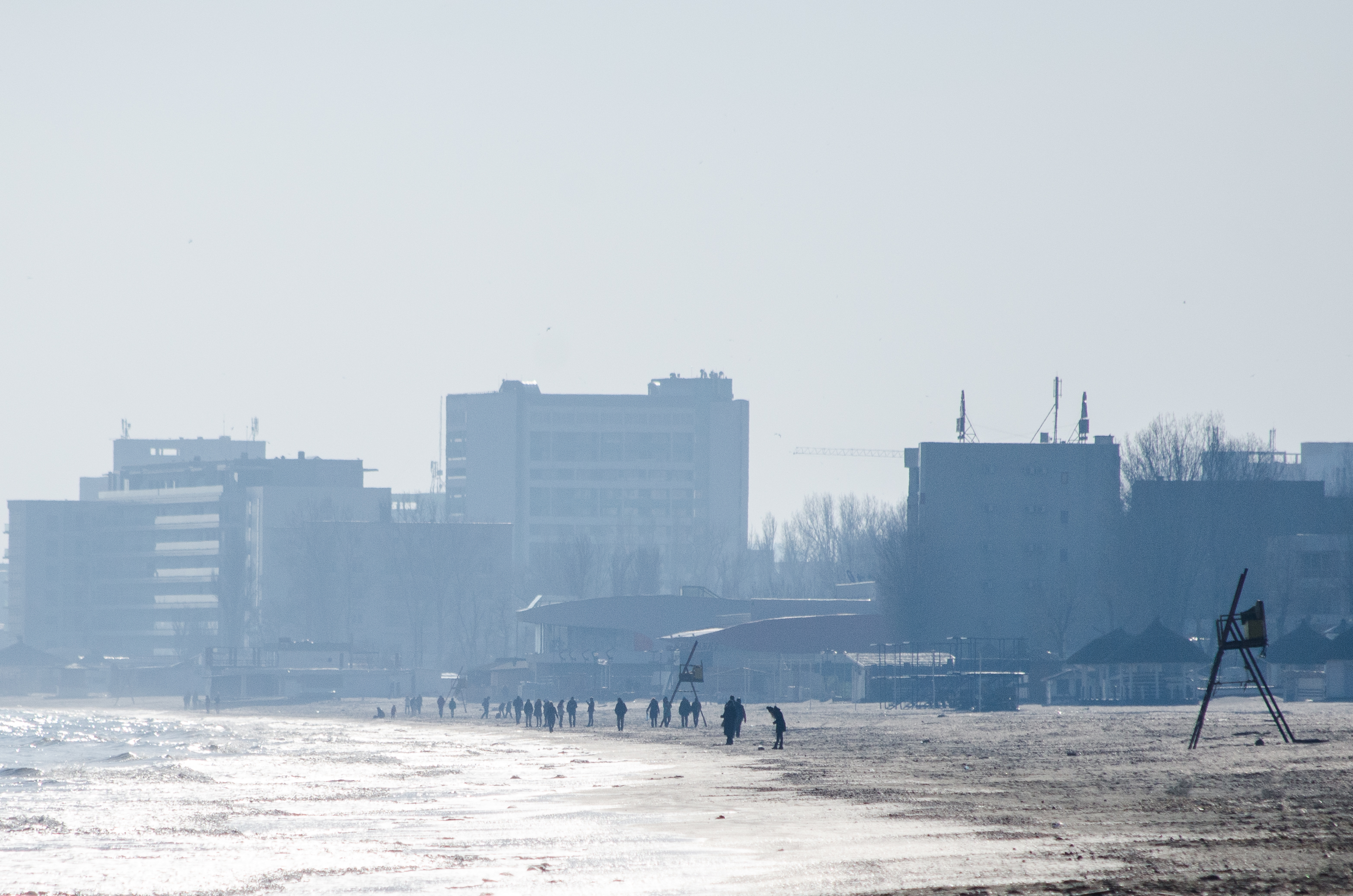 GALERIE FOTO/Ultima zi din an la malul mării. Plaja din Mamaia pe 31 decembrie, la 10 grade Celsius