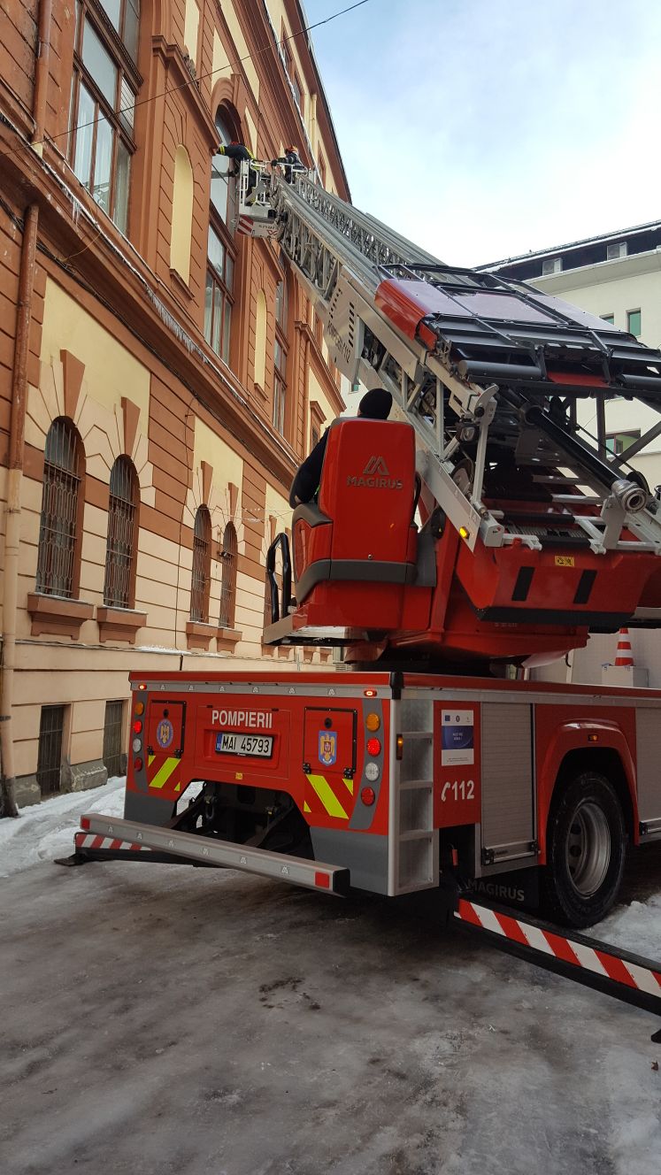 Un geam al clădirii Prefecturii Braşov stă să cadă. Pompierii intervin cu o autoscară