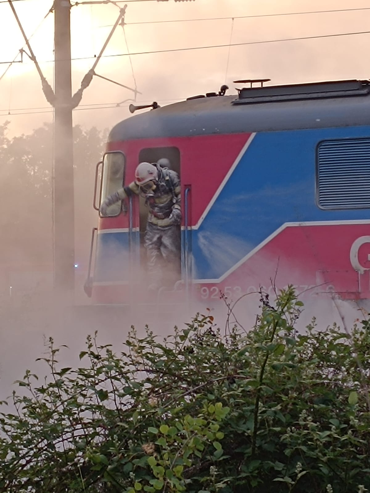 Locomotiva unui tren care transporta țiței a luat foc la Valea Călugărească. Unde era oprit marfarul cu 36 de vagoane