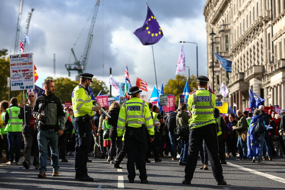 BREXIT | Parlamentul britanic a blocat acordul privind ieșirea țării din UE, în timp ce zeci de mii de oameni protestează. Boris Johnson, forțat să ceară o nouă amânare