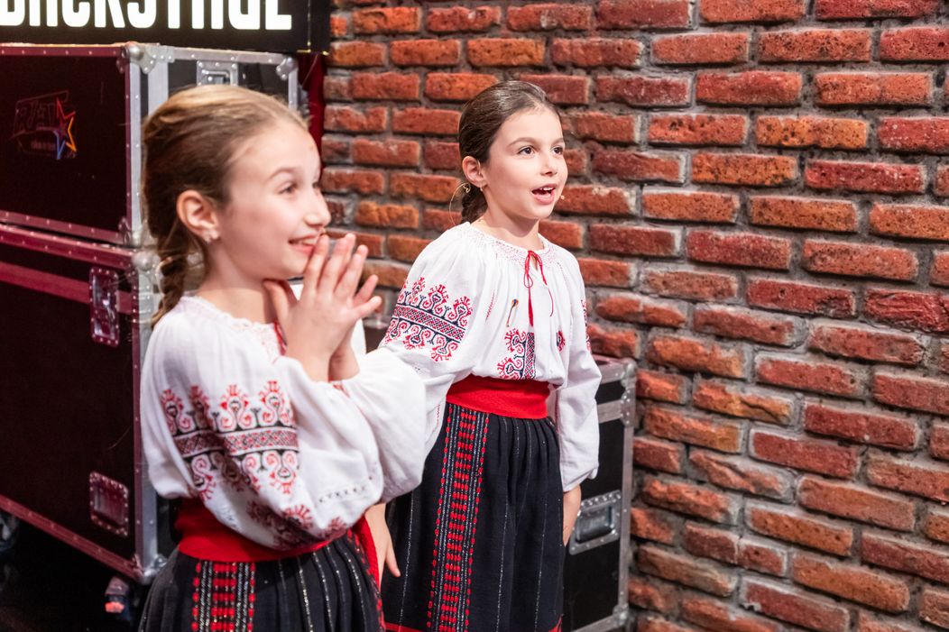 Surorile Bucur de la Românii au talent 2025, admiratoare înfocate ale Petrolul Ploiești. „Bobiță, tu ne ești dușman! Tu ții cu Universitatea Craiova”