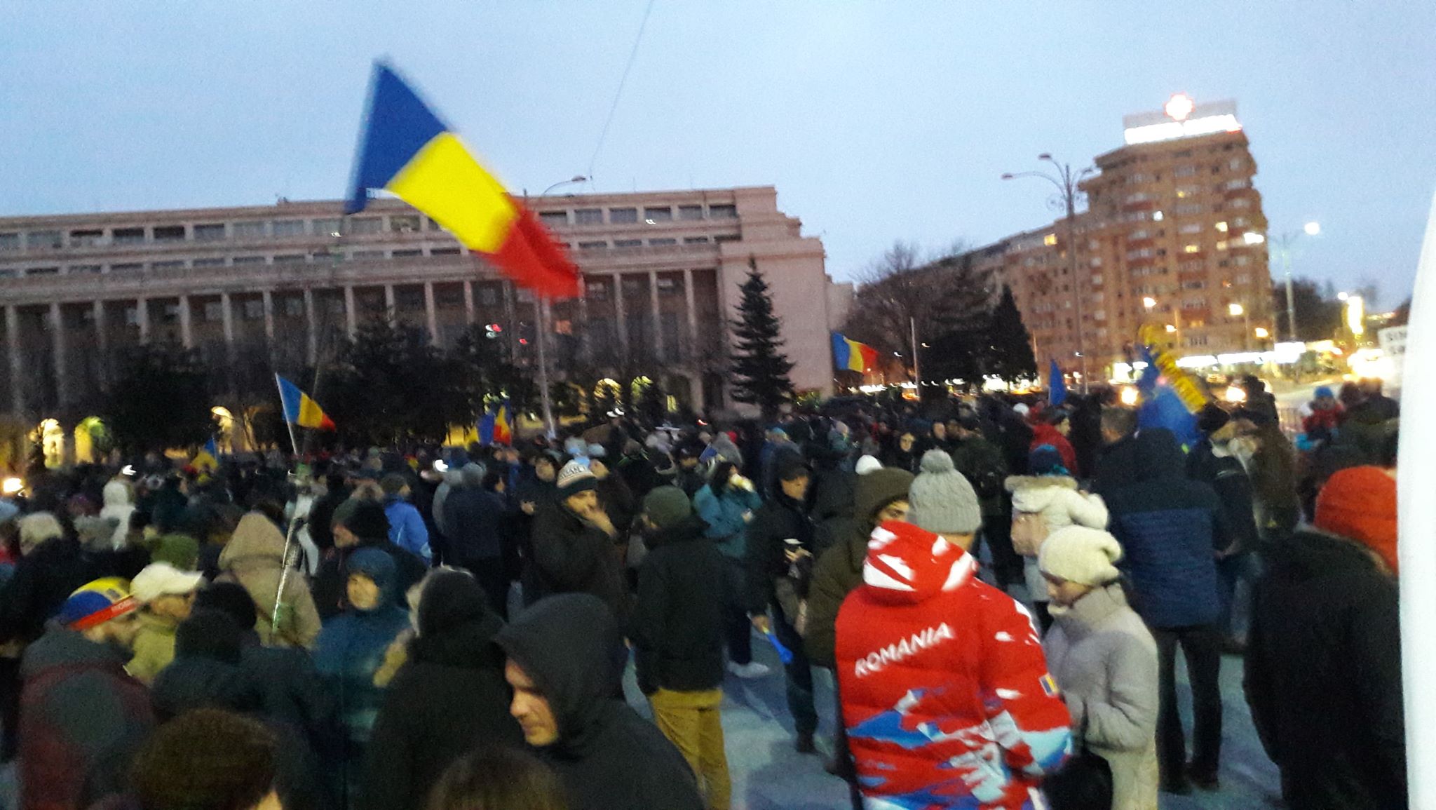 VIDEO/ Proteste în București, în fața Guvernului, și în principalele orașe din țară. Cioloș și Barna, prezenți în Piața Victoriei