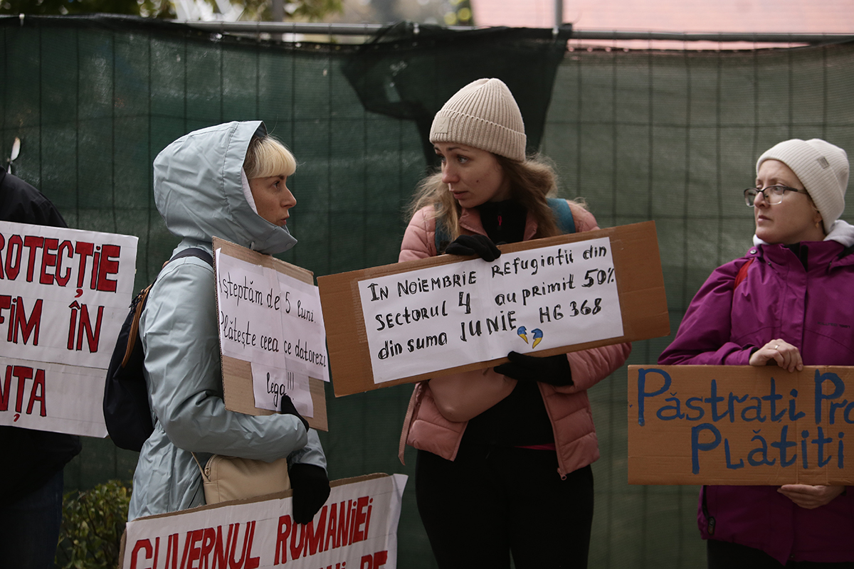 „Încercăm să nu consumăm prea multă apă sau lumină”. Protestul ucrainenilor refugiați în România care nu au primit banii promiși de Guvern