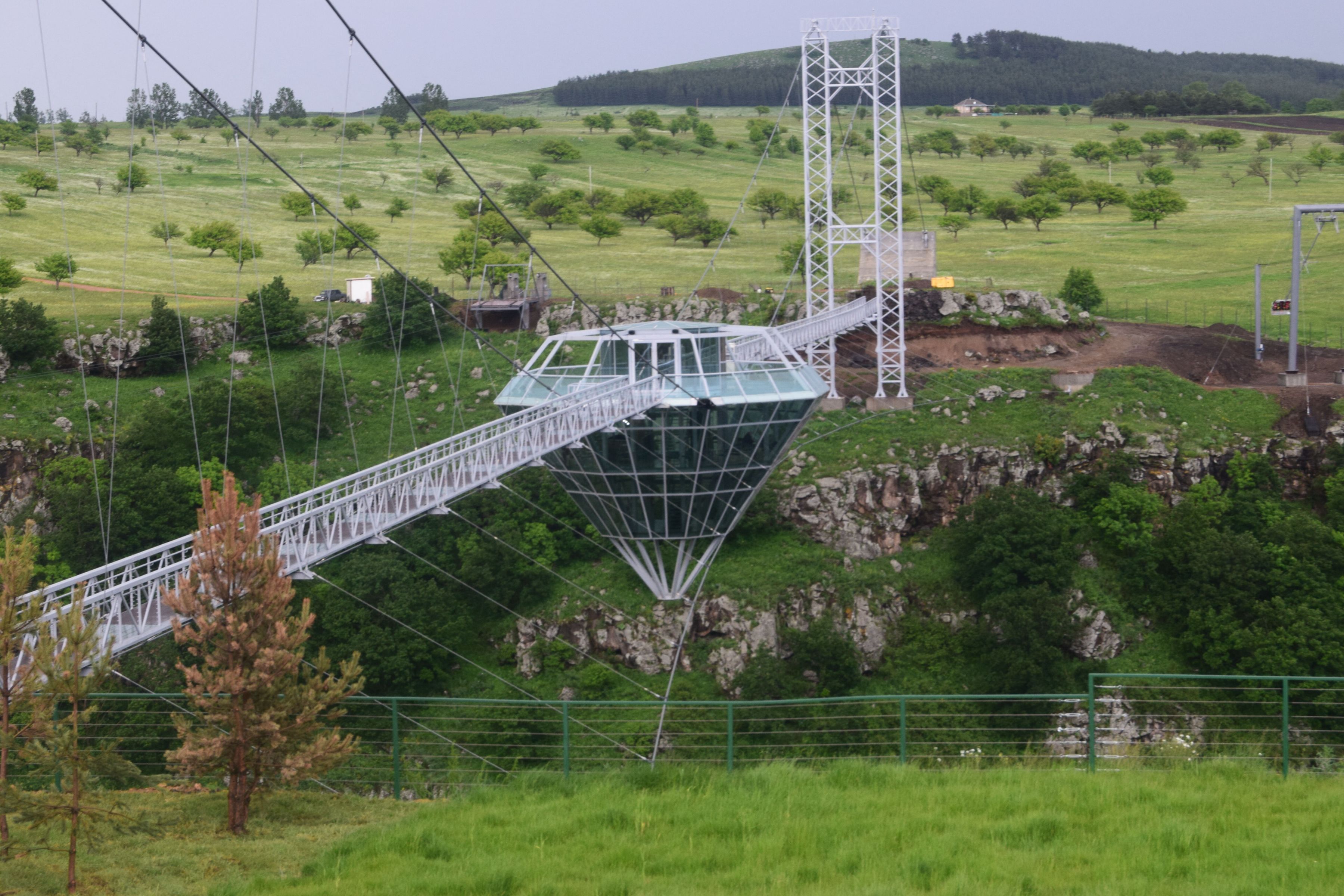 Bar din sticlă în formă de diamant, suspendat la 280 de metri deasupra unui canion. În ce țară a fost construit