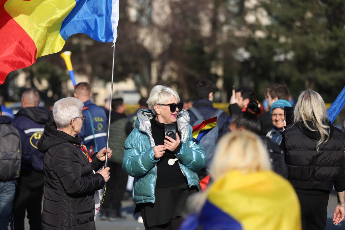 Fanii lui Călin Georgescu au spart barajul la protestul de la Guvern. Bătaie între mineri și jandarmi la finalul manifestației
