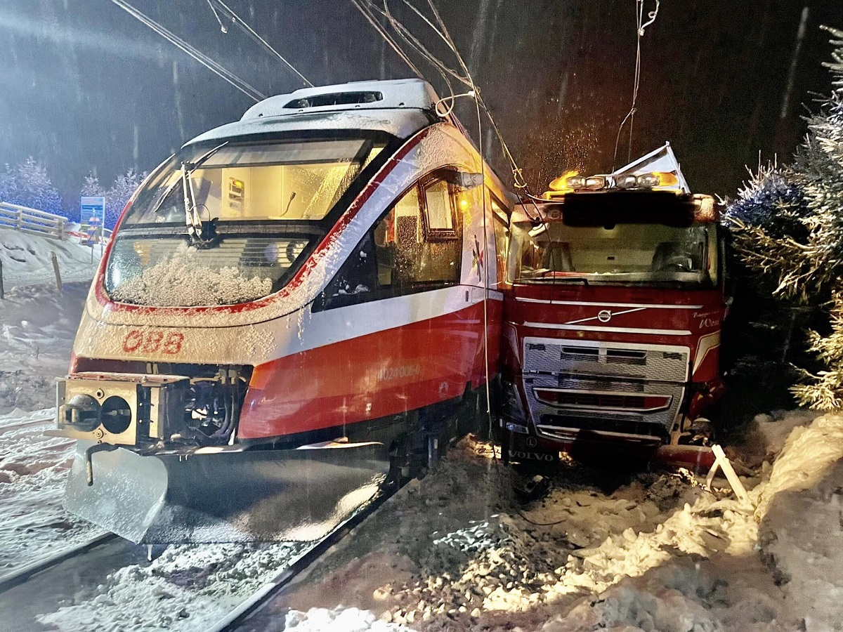 Un tren a intrat cu 90 km/h într-un camion blocat în zăpadă pe calea ferată și abandonat de șofer, în Austria