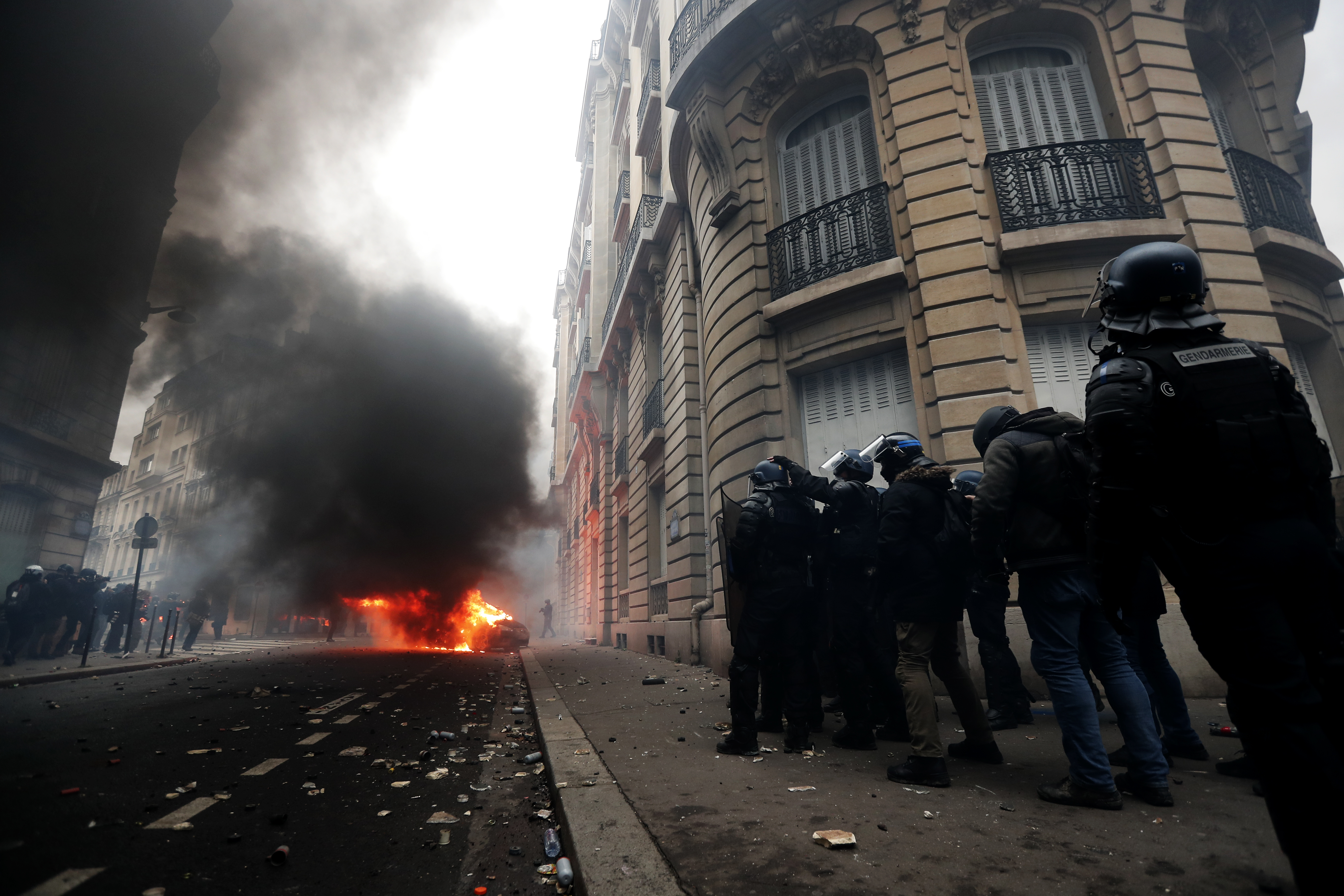 FOTO | Protestul "vestelor galbene" de la Paris în imagini. Cele mai impresionante fotografii surprinse în timpul violențelor din capitala Franței