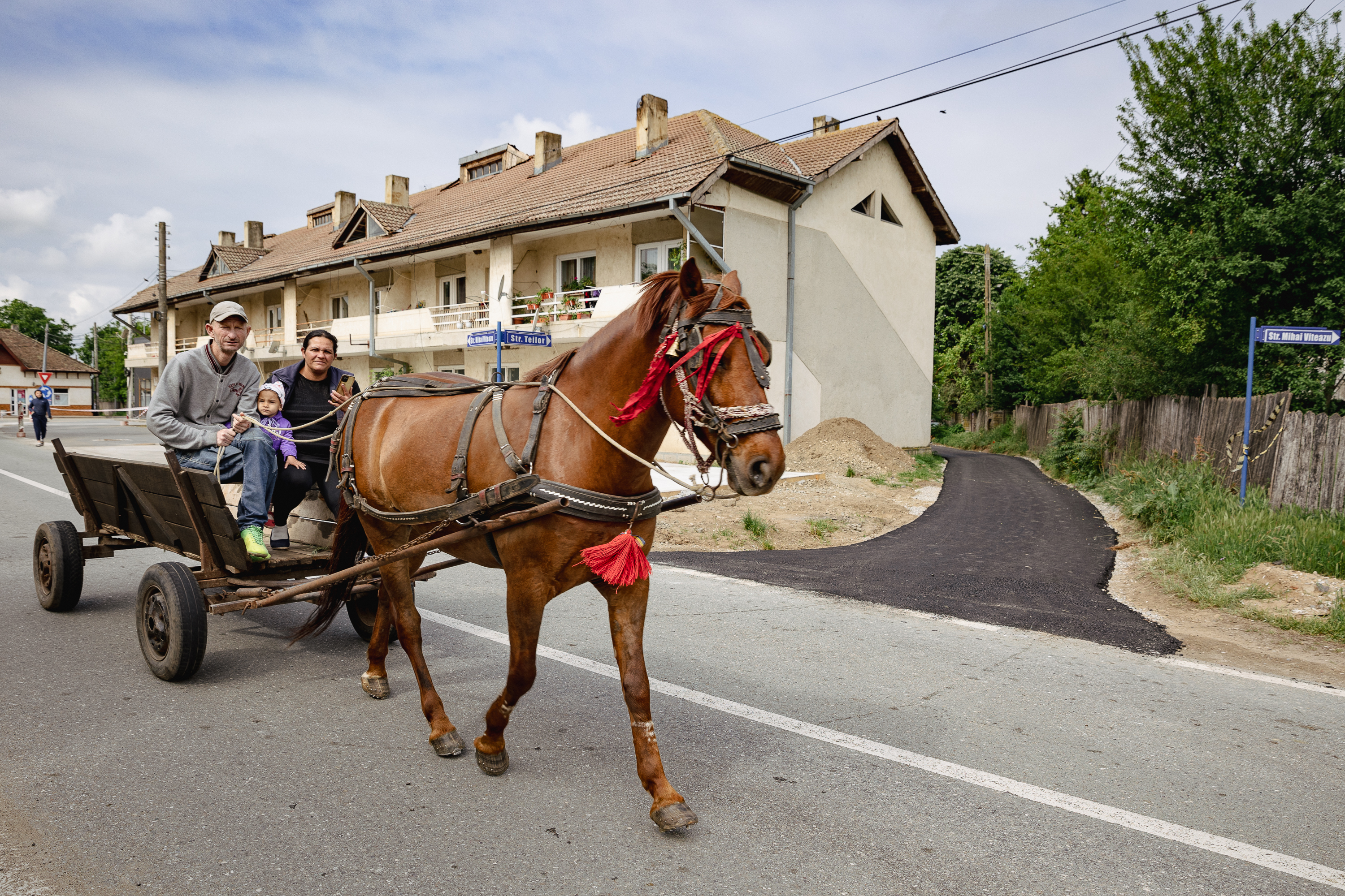 REPORTAJ | Pulsul campaniei în comuna din Mehedinți unde doi foști soți candidează la primărie: „Să mai conducă și muierile! Că poate mai țin și cu muierile! Că oamenii nu țin decât cu oamenii!”